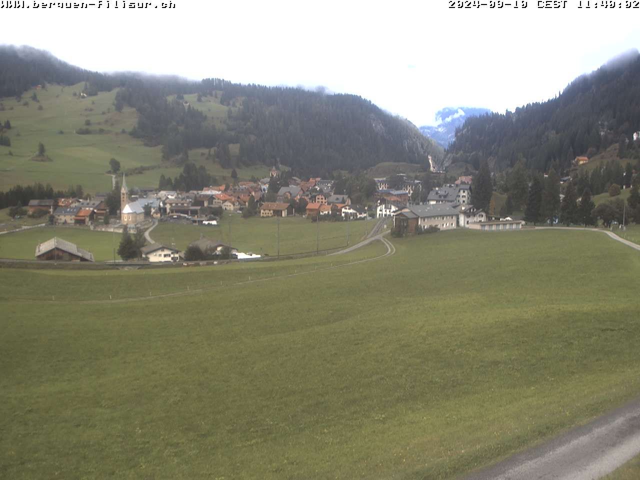 Bergün: Blick auf das Dorf und die Albulalinie