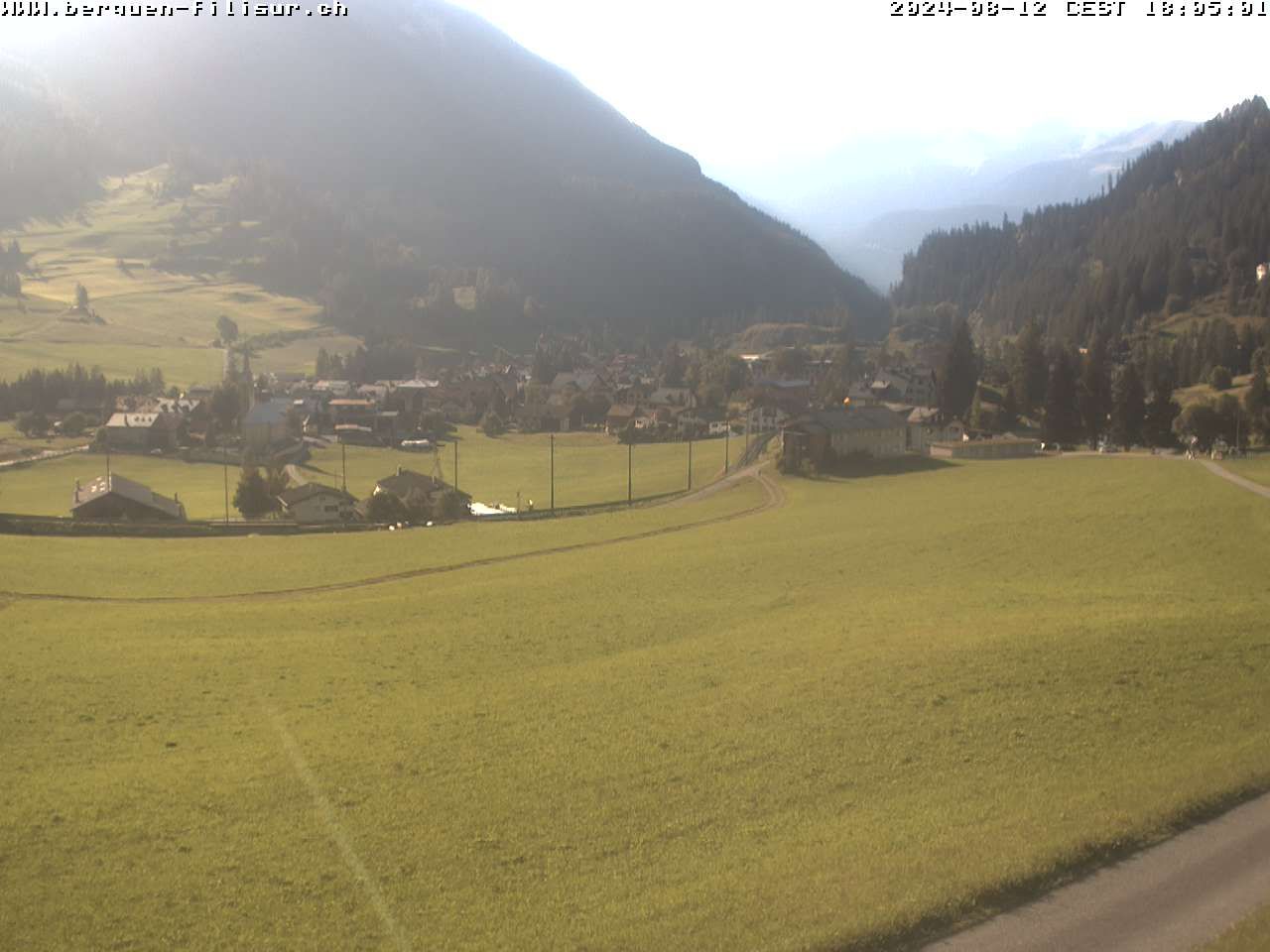 Bergün: Blick auf das Dorf und die Albulalinie