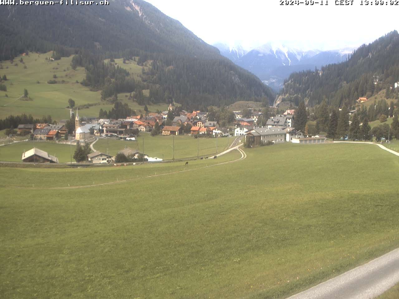 Bergün: Blick auf das Dorf und die Albulalinie