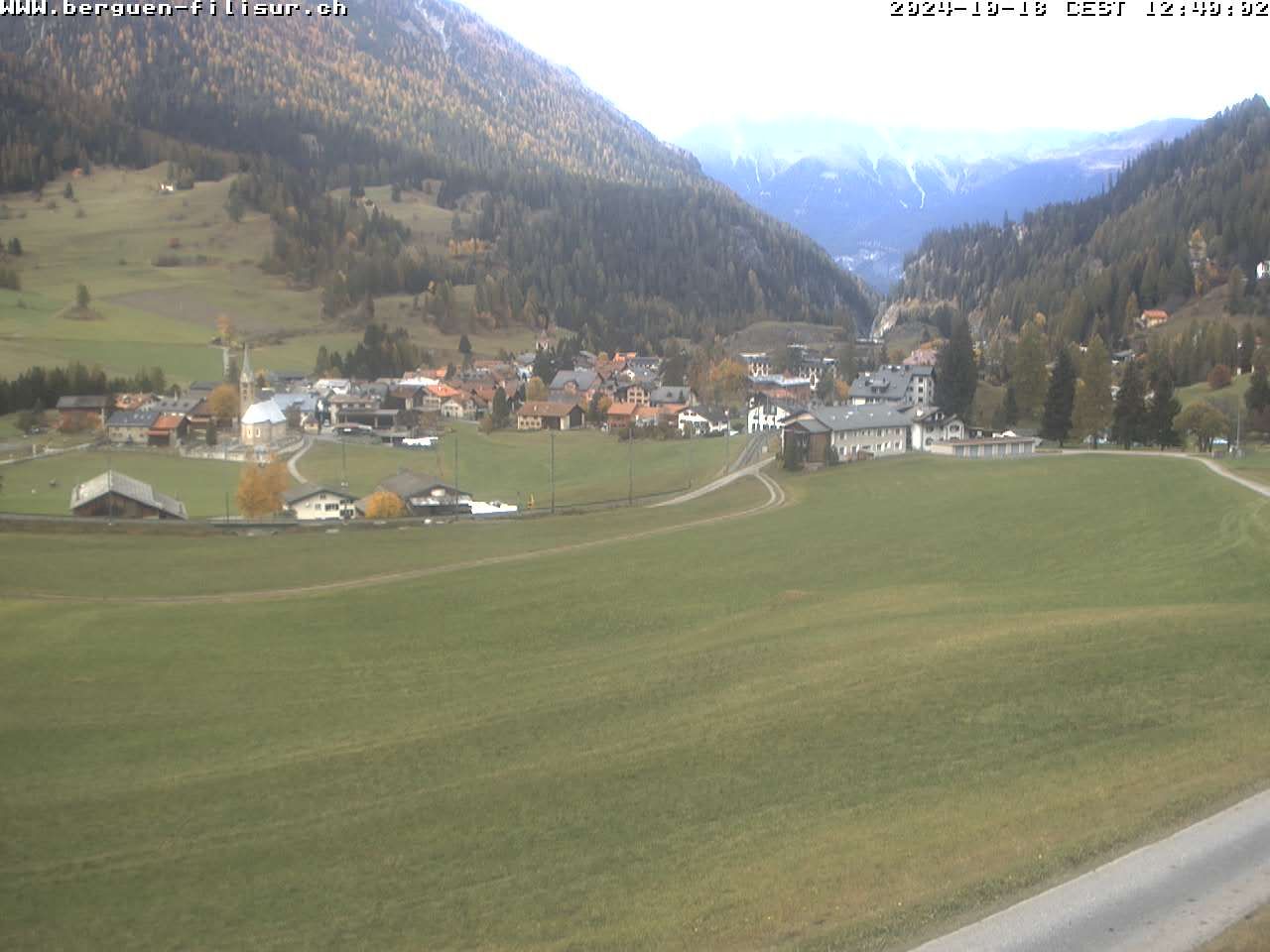 Bergün: Blick auf das Dorf und die Albulalinie