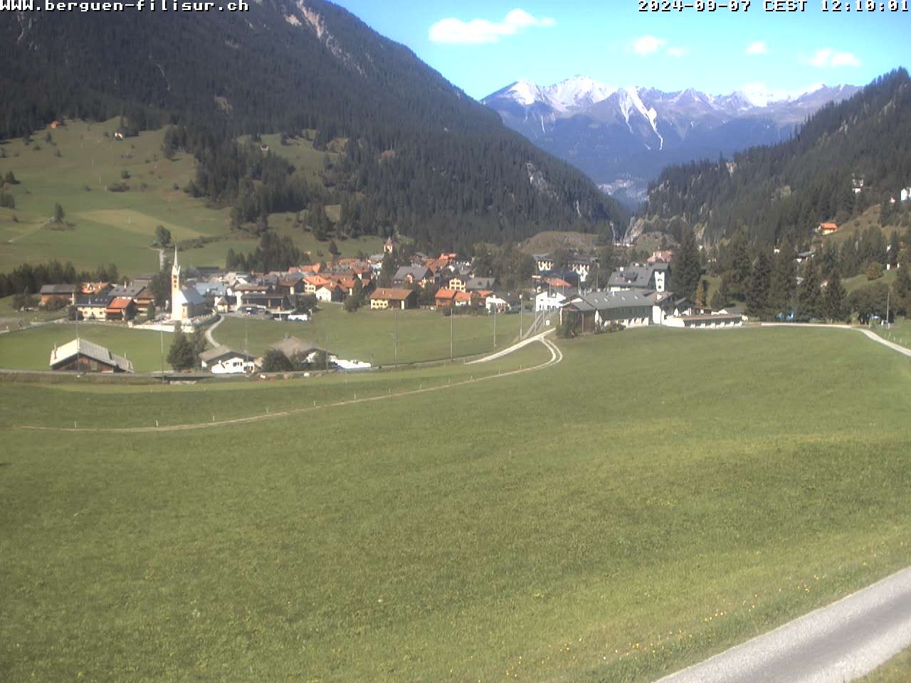 Bergün: Blick auf das Dorf und die Albulalinie