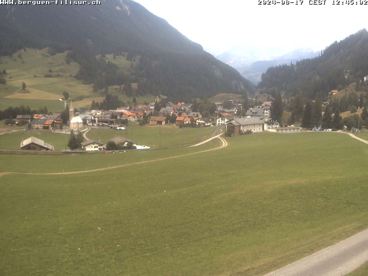 Bergün: Blick auf das Dorf und die Albulalinie