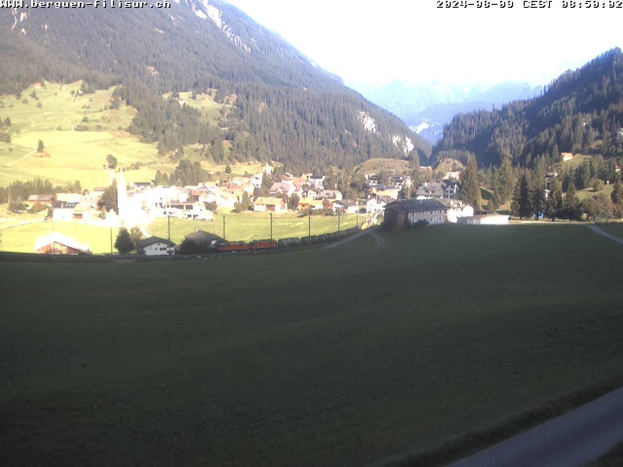 Bergün: Blick auf das Dorf und die Albulalinie