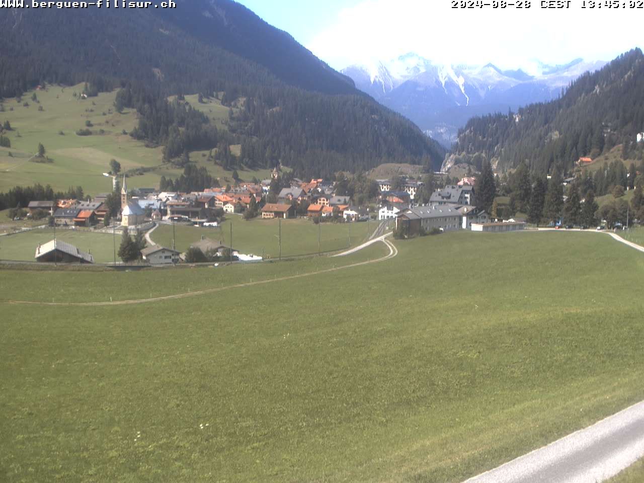 Bergün: Blick auf das Dorf und die Albulalinie