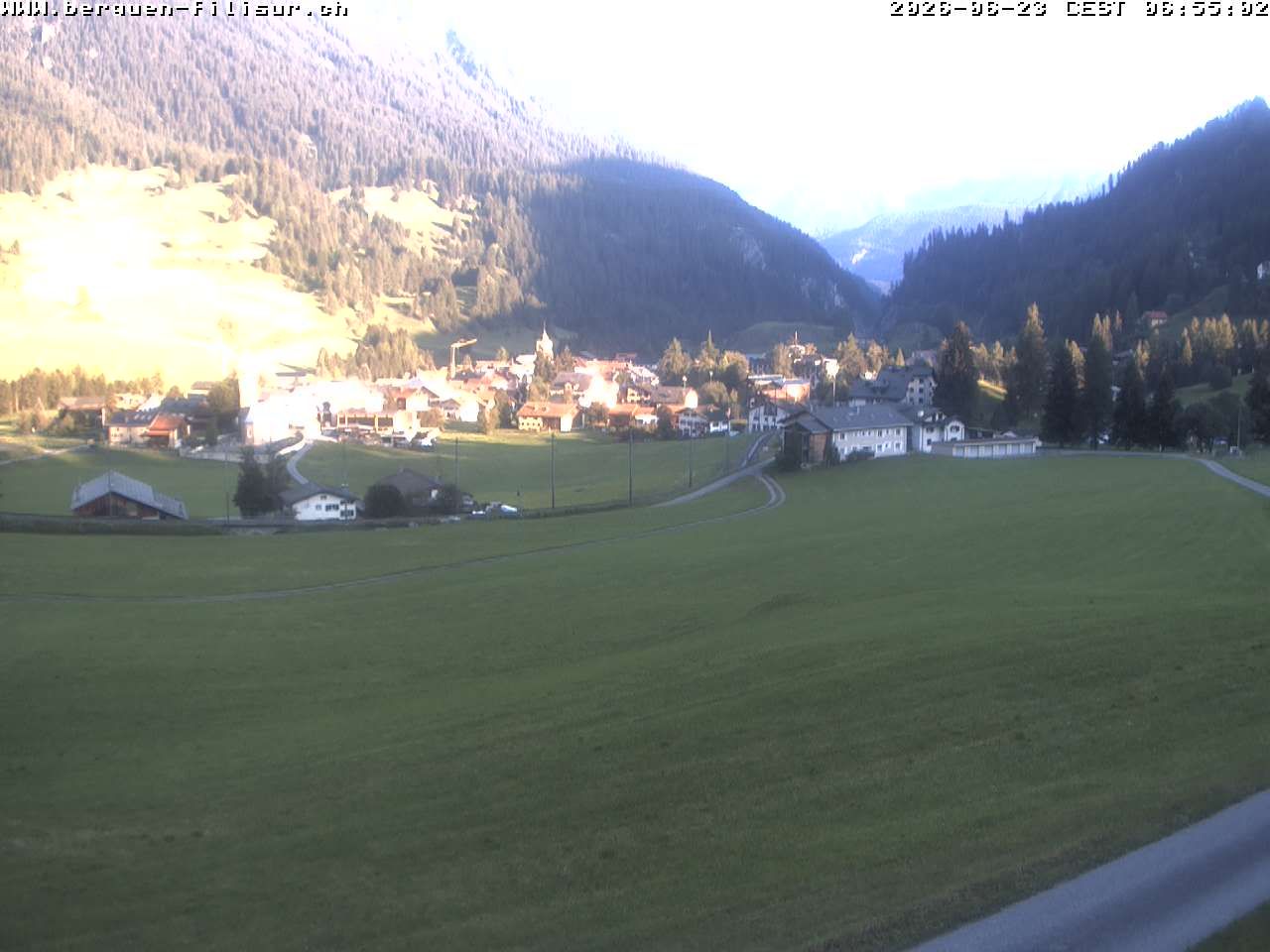 Bergün: Blick auf das Dorf und die Albulalinie