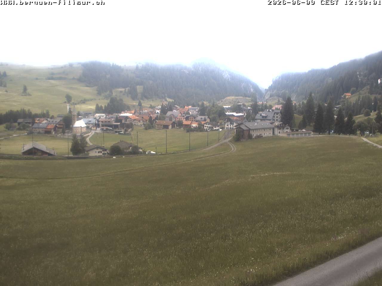 Bergün: Blick auf das Dorf und die Albulalinie
