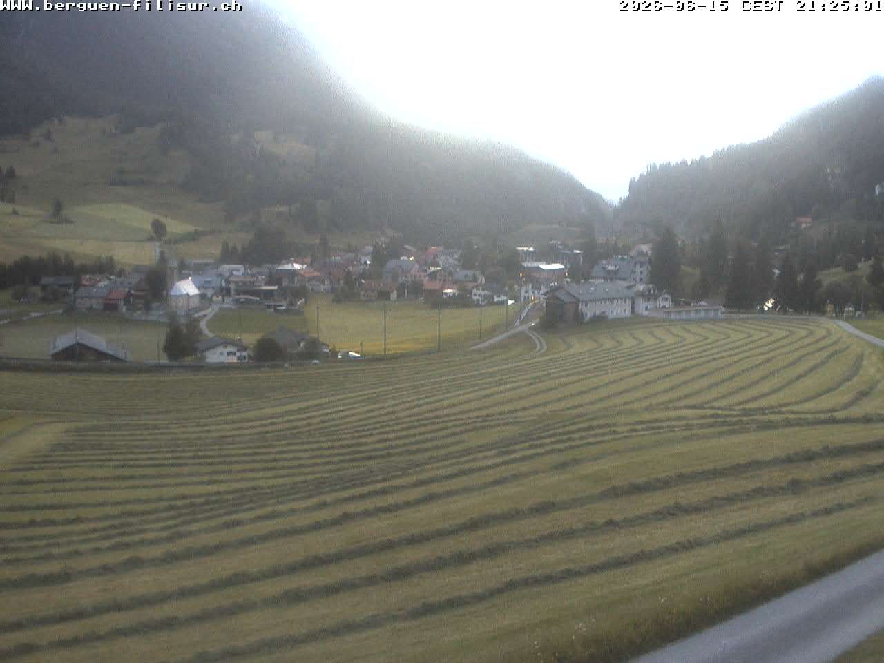 Bergün: Blick auf das Dorf und die Albulalinie