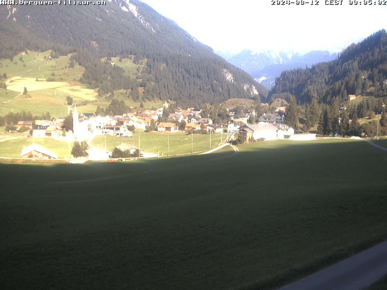 Bergün: Blick auf das Dorf und die Albulalinie