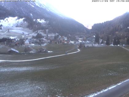 Bergün: Blick auf das Dorf und die Albulalinie