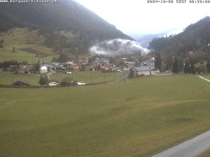 Bergün: Blick auf das Dorf und die Albulalinie