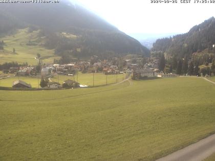 Bergün: Blick auf das Dorf und die Albulalinie