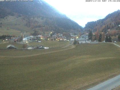 Bergün: Blick auf das Dorf und die Albulalinie