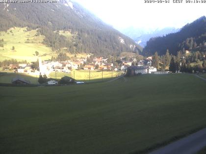 Bergün: Blick auf das Dorf und die Albulalinie