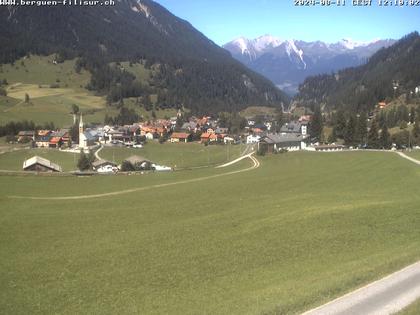 Bergün: Blick auf das Dorf und die Albulalinie