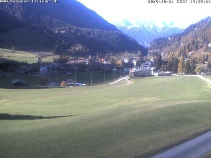 Bergün: Blick auf das Dorf und die Albulalinie