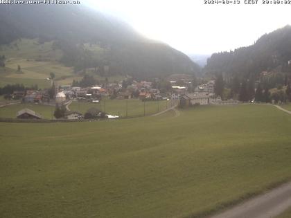 Bergün: Blick auf das Dorf und die Albulalinie