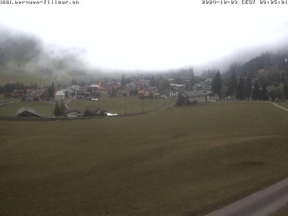 Bergün: Blick auf das Dorf und die Albulalinie