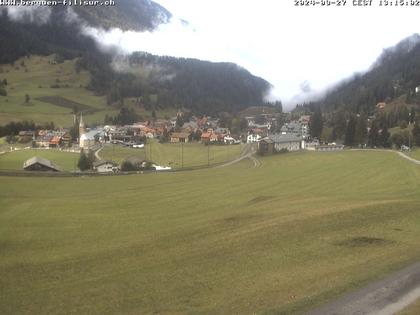 Bergün: Blick auf das Dorf und die Albulalinie