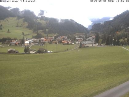 Bergün: Blick auf das Dorf und die Albulalinie