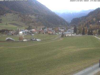 Bergün: Blick auf das Dorf und die Albulalinie