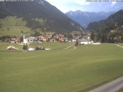 Bergün: Blick auf das Dorf und die Albulalinie