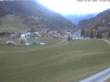 Bergün: Blick auf das Dorf und die Albulalinie