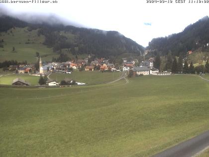 Bergün: Blick auf das Dorf und die Albulalinie