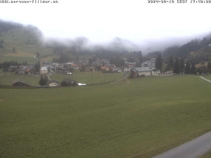 Bergün: Blick auf das Dorf und die Albulalinie