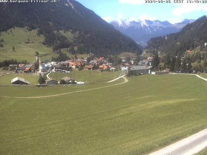 Bergün: Blick auf das Dorf und die Albulalinie