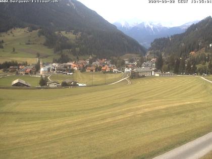 Bergün: Blick auf das Dorf und die Albulalinie