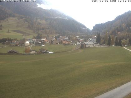 Bergün: Blick auf das Dorf und die Albulalinie