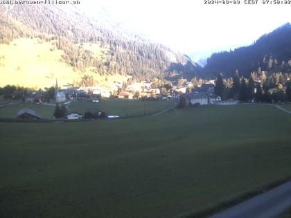 Bergün: Blick auf das Dorf und die Albulalinie