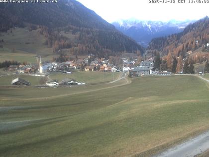 Bergün: Blick auf das Dorf und die Albulalinie