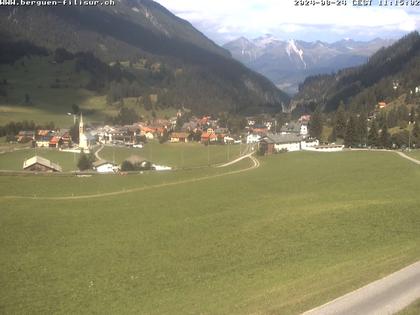 Bergün: Blick auf das Dorf und die Albulalinie