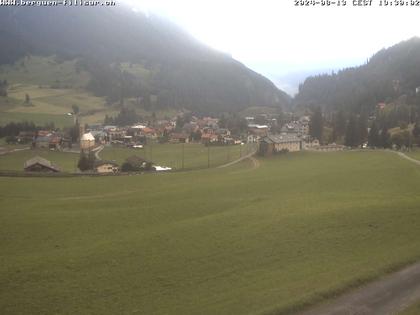 Bergün: Blick auf das Dorf und die Albulalinie