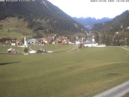 Bergün: Blick auf das Dorf und die Albulalinie