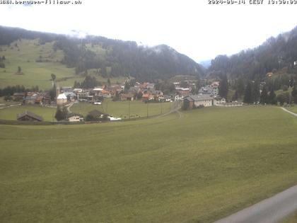 Bergün: Blick auf das Dorf und die Albulalinie