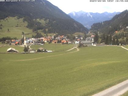 Bergün: Blick auf das Dorf und die Albulalinie