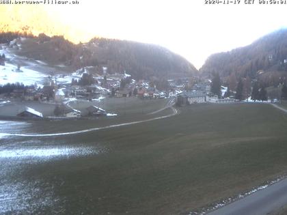 Bergün: Blick auf das Dorf und die Albulalinie