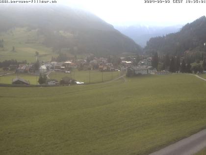 Bergün: Blick auf das Dorf und die Albulalinie