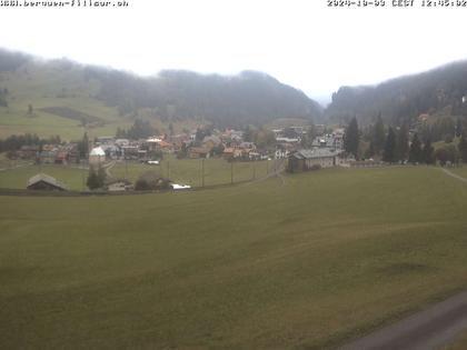 Bergün: Blick auf das Dorf und die Albulalinie