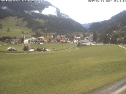 Bergün: Blick auf das Dorf und die Albulalinie