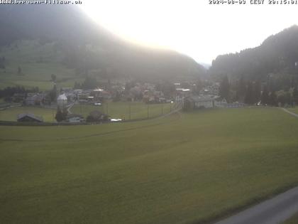 Bergün: Blick auf das Dorf und die Albulalinie