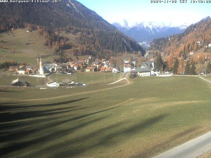 Bergün: Blick auf das Dorf und die Albulalinie