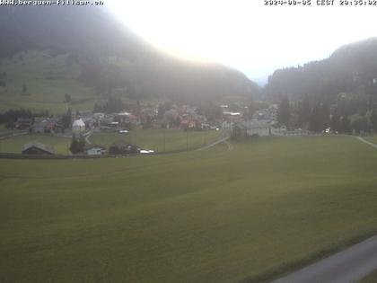 Bergün: Blick auf das Dorf und die Albulalinie