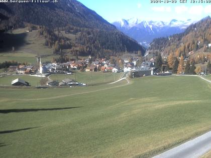 Bergün: Blick auf das Dorf und die Albulalinie