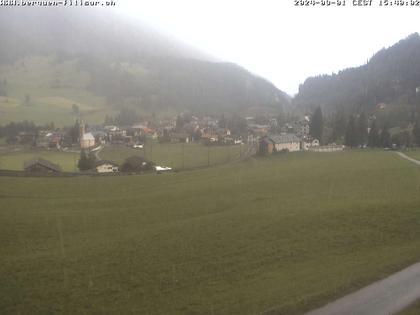 Bergün: Blick auf das Dorf und die Albulalinie