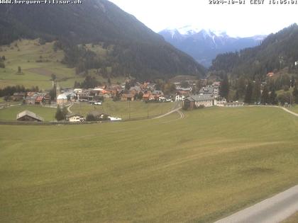 Bergün: Blick auf das Dorf und die Albulalinie