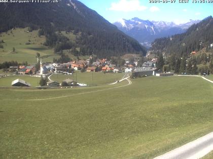 Bergün: Blick auf das Dorf und die Albulalinie