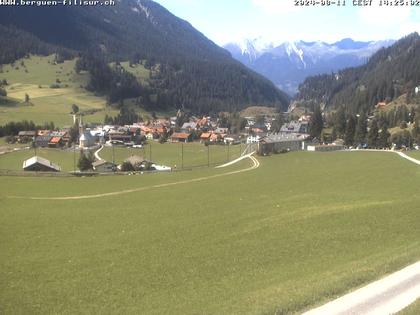 Bergün: Blick auf das Dorf und die Albulalinie